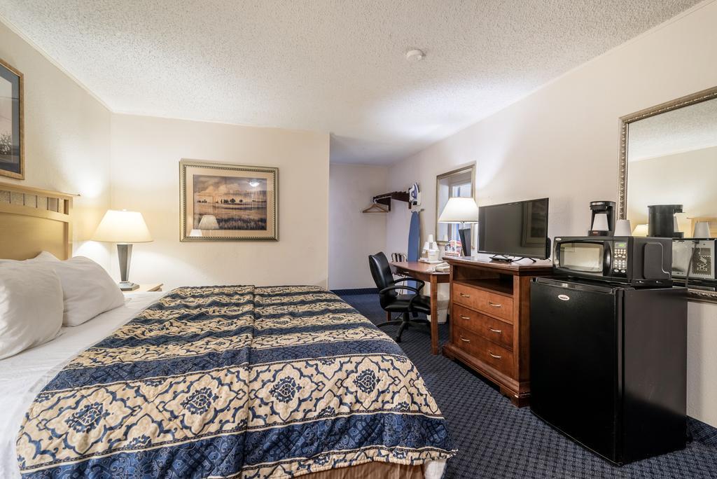 Red Carpet Inn & Suites Albany Airport อัลบานี ภายนอก รูปภาพ